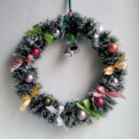 Рождественский венок из мишуры.